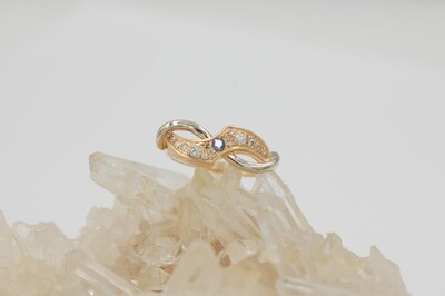 14k yellow & white gold ring w/ yogo sapphire & diamonds