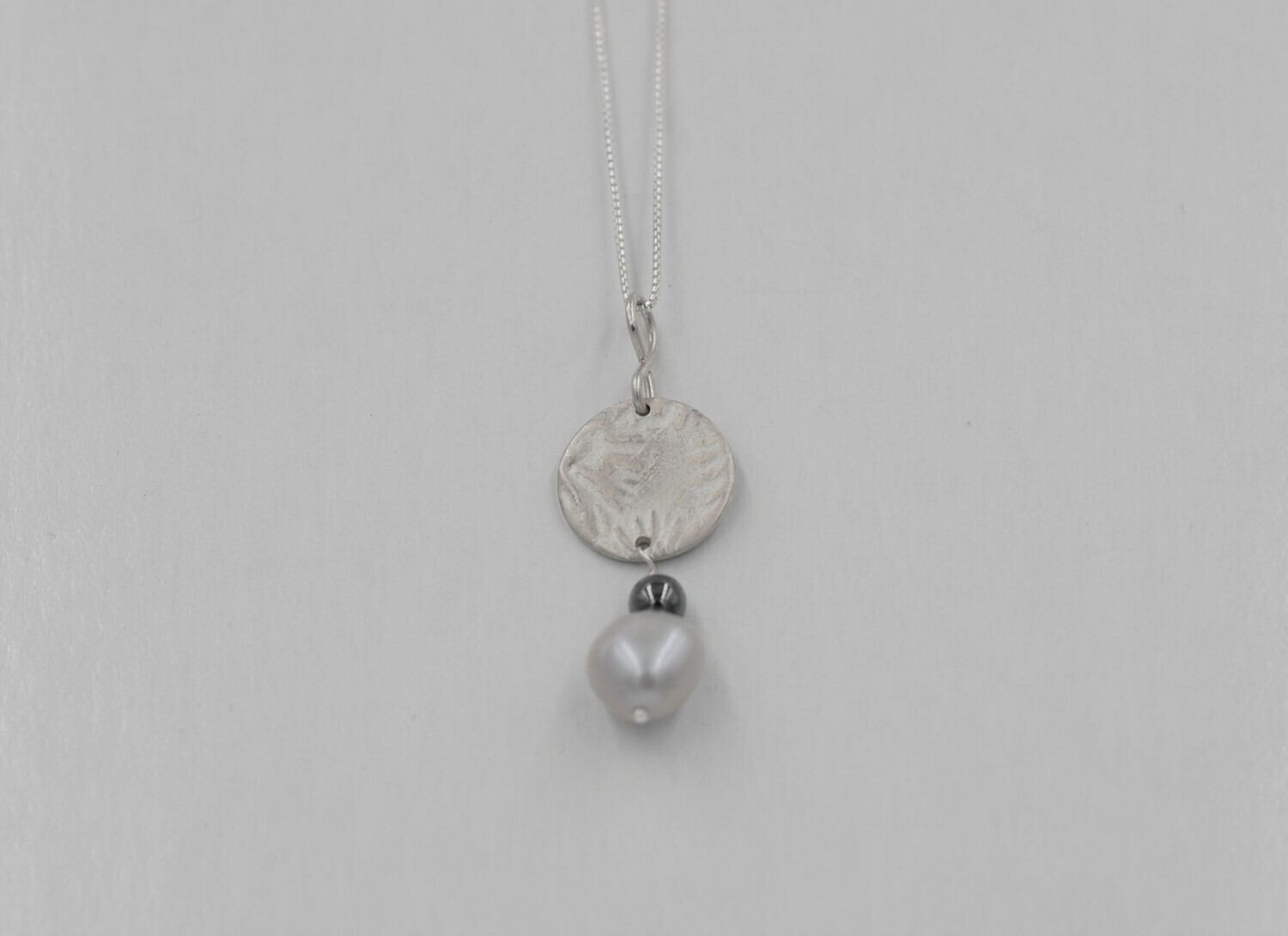 Grey pearl w/ hematite & reticulated sterling silver pendant - 18"