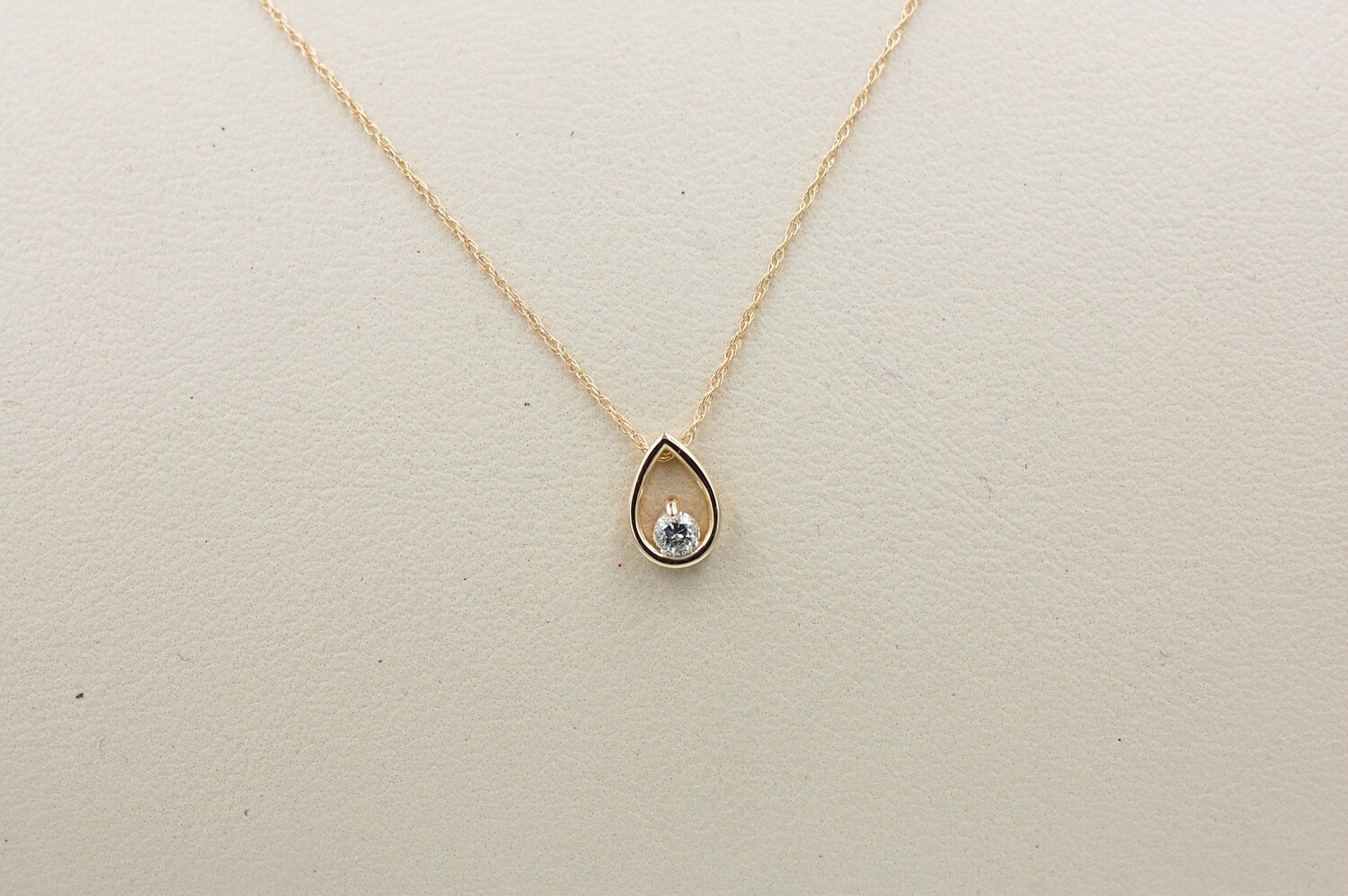14ky .10ct round in p/s solitaire pendant