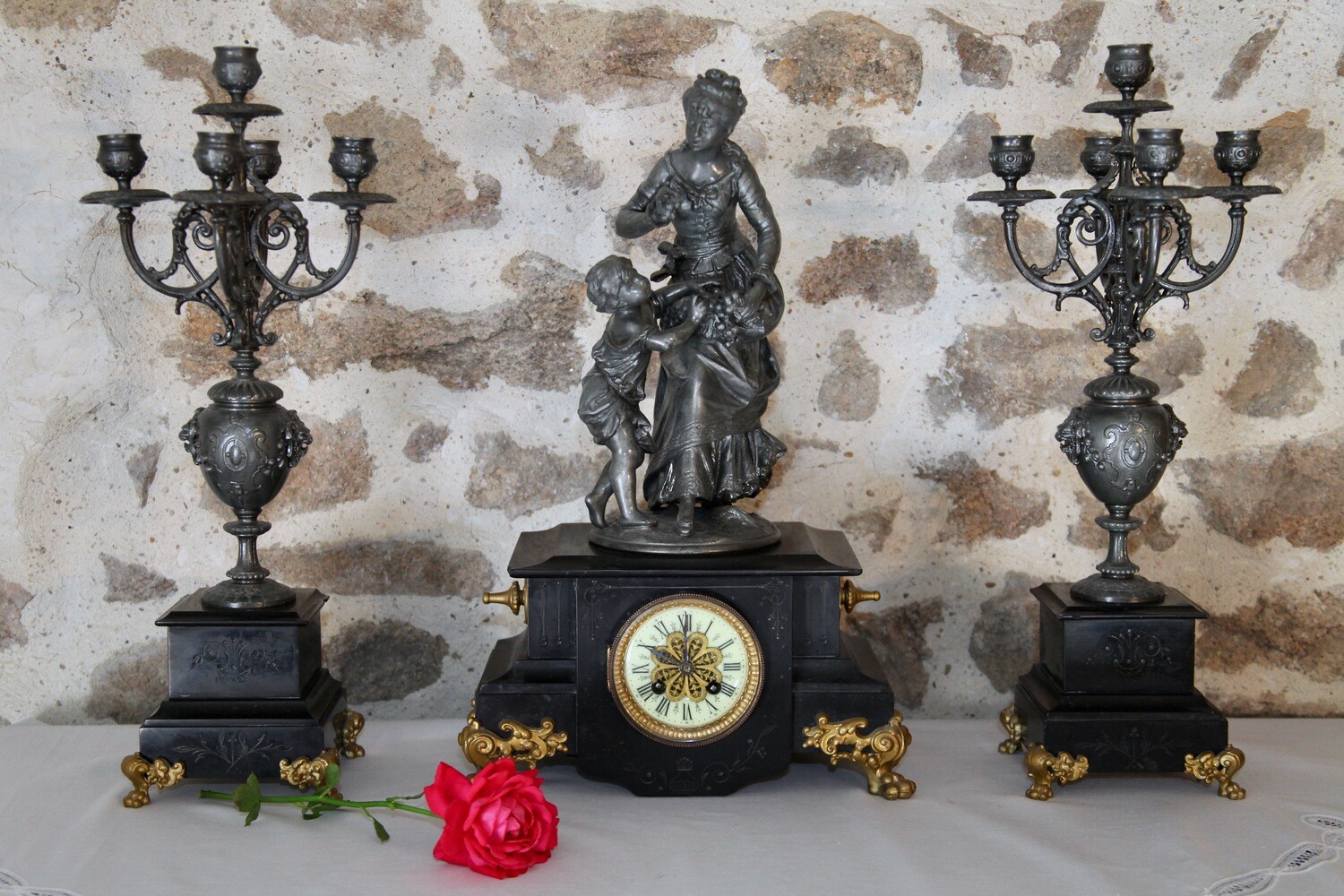 Garniture de Cheminée - époque Napoléon III - Pendule + Pendants Chandeliers  - Statue: Mère & Enfant aux Fruits - Régule & Marbre - XIXe