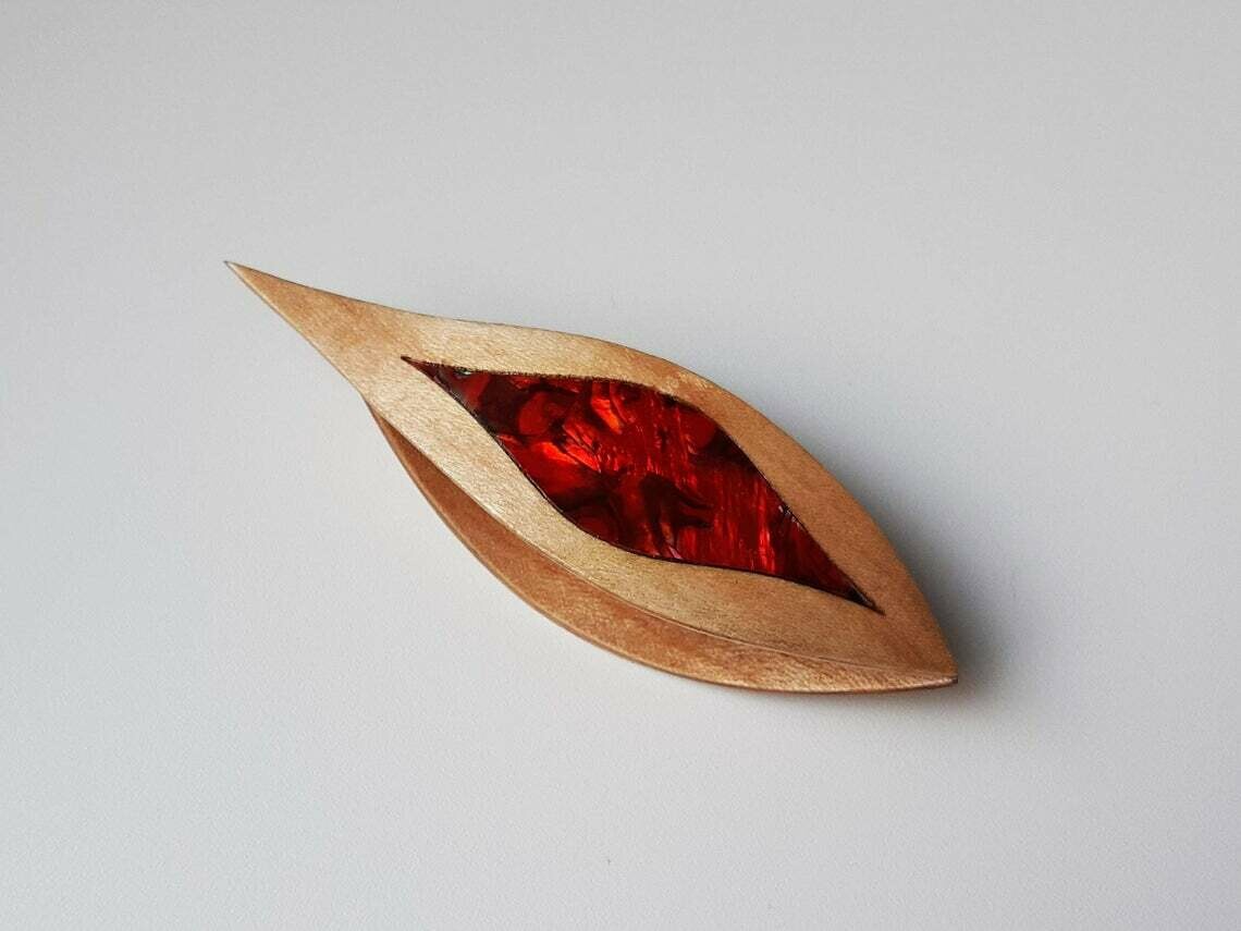 Tatting Shuttle With Pick​ Maple Red Mother-of-Pearl Inlay​