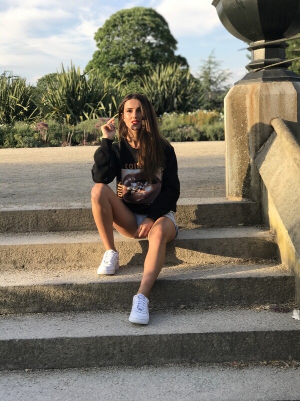 Sweatshirt
