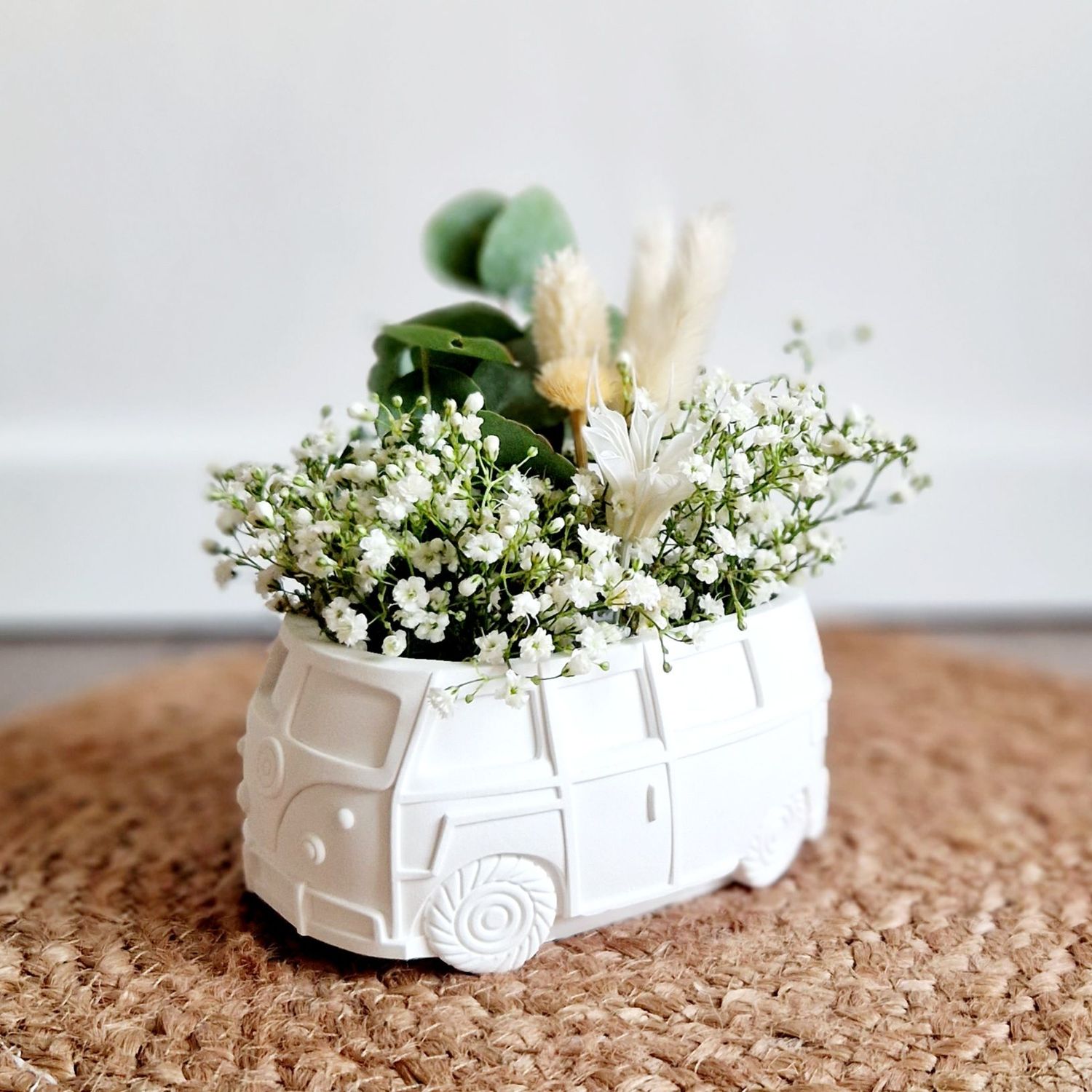Bus mit Trockenblumen