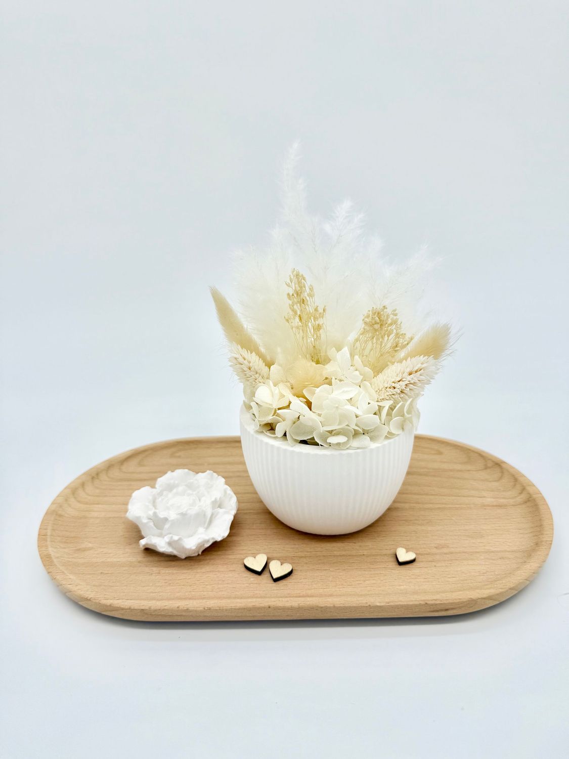 Schale mit Trockenblumen