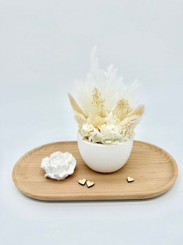 Schale mit Trockenblumen