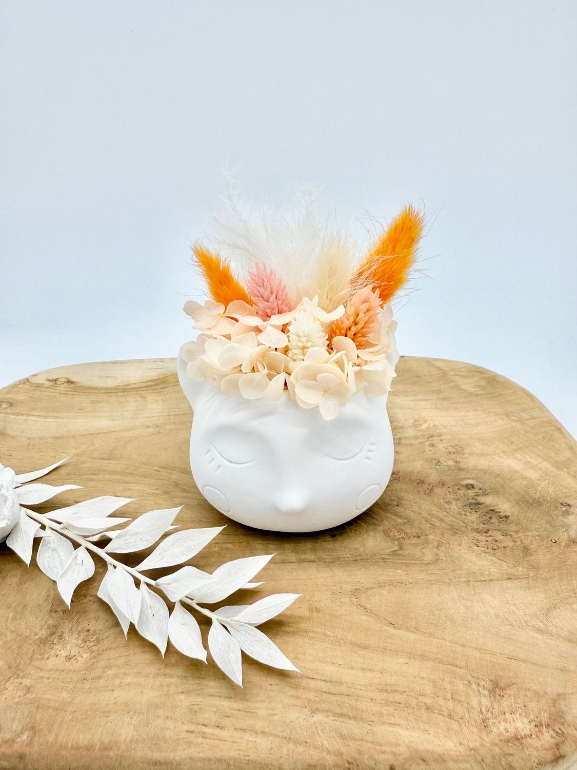 Fuchs/ Katze mit Trockenblumen