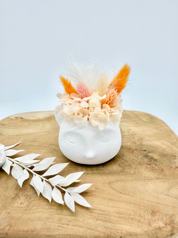 Fuchs/ Katze mit Trockenblumen