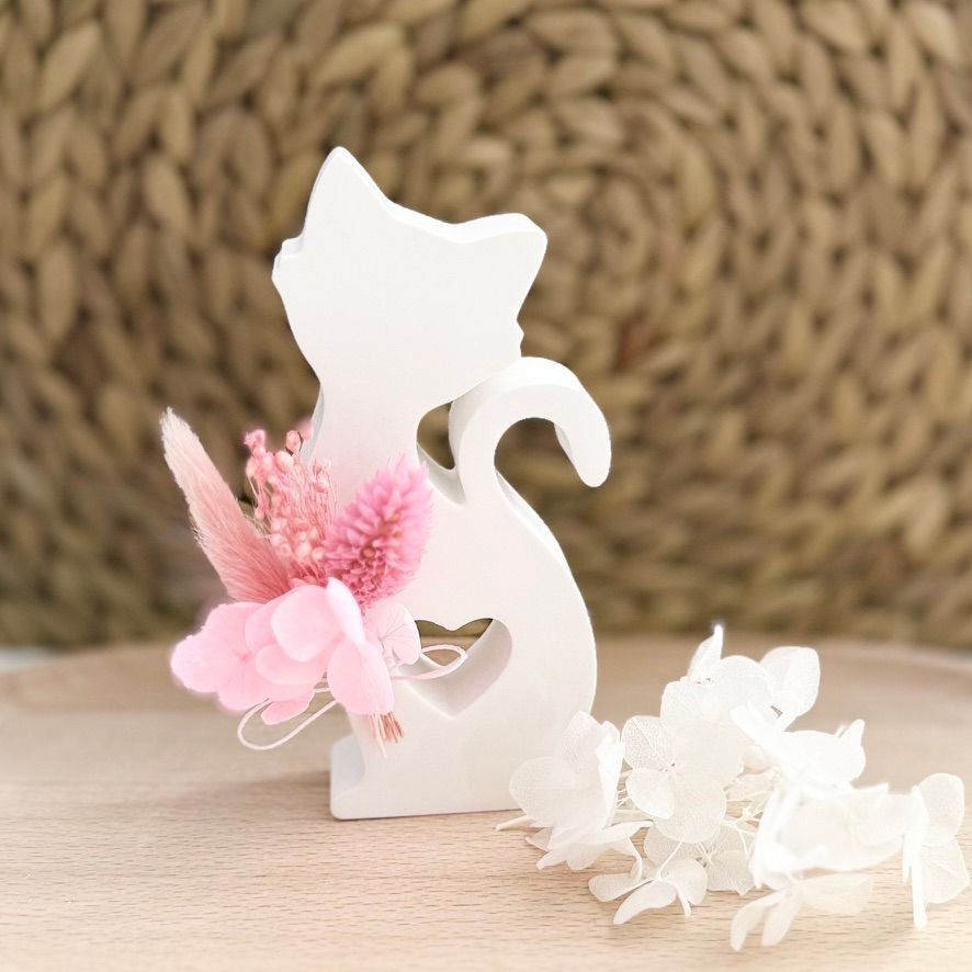 Katze mit Blumen