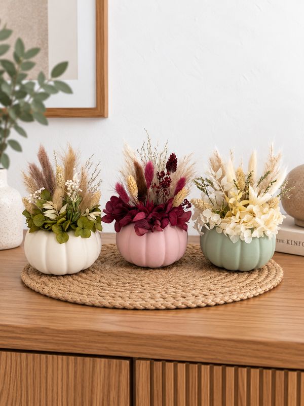 Kürbis mit Trockenblumen
