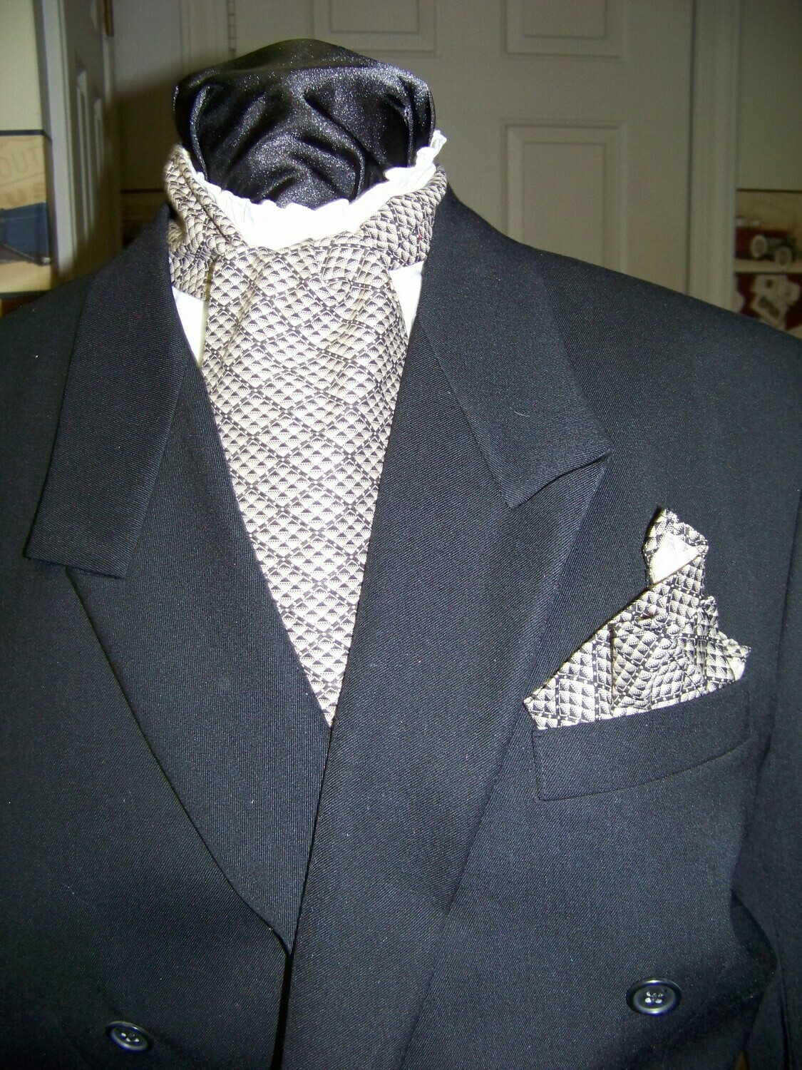 Men&#39;s Ascot necktie with 10&quot; pocket square Black and Beige geometric print cotton fabric 4&quot; x 42&quot; Men&#39;s Historical Bow Tie or Wedding Tie