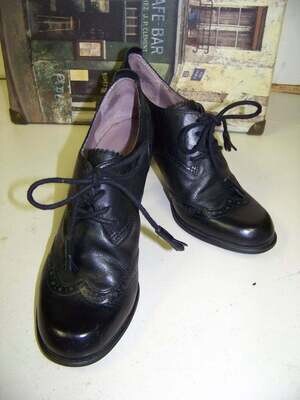 Vintage Black leather Shoes 3&quot; - 3 1/2&quot; heels size 9M ladies Historial looking Shoes
