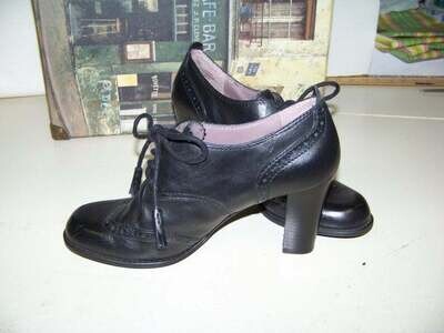Vintage Black leather Shoes 3" - 3 1/2" heels size 9M ladies Historial looking Shoes