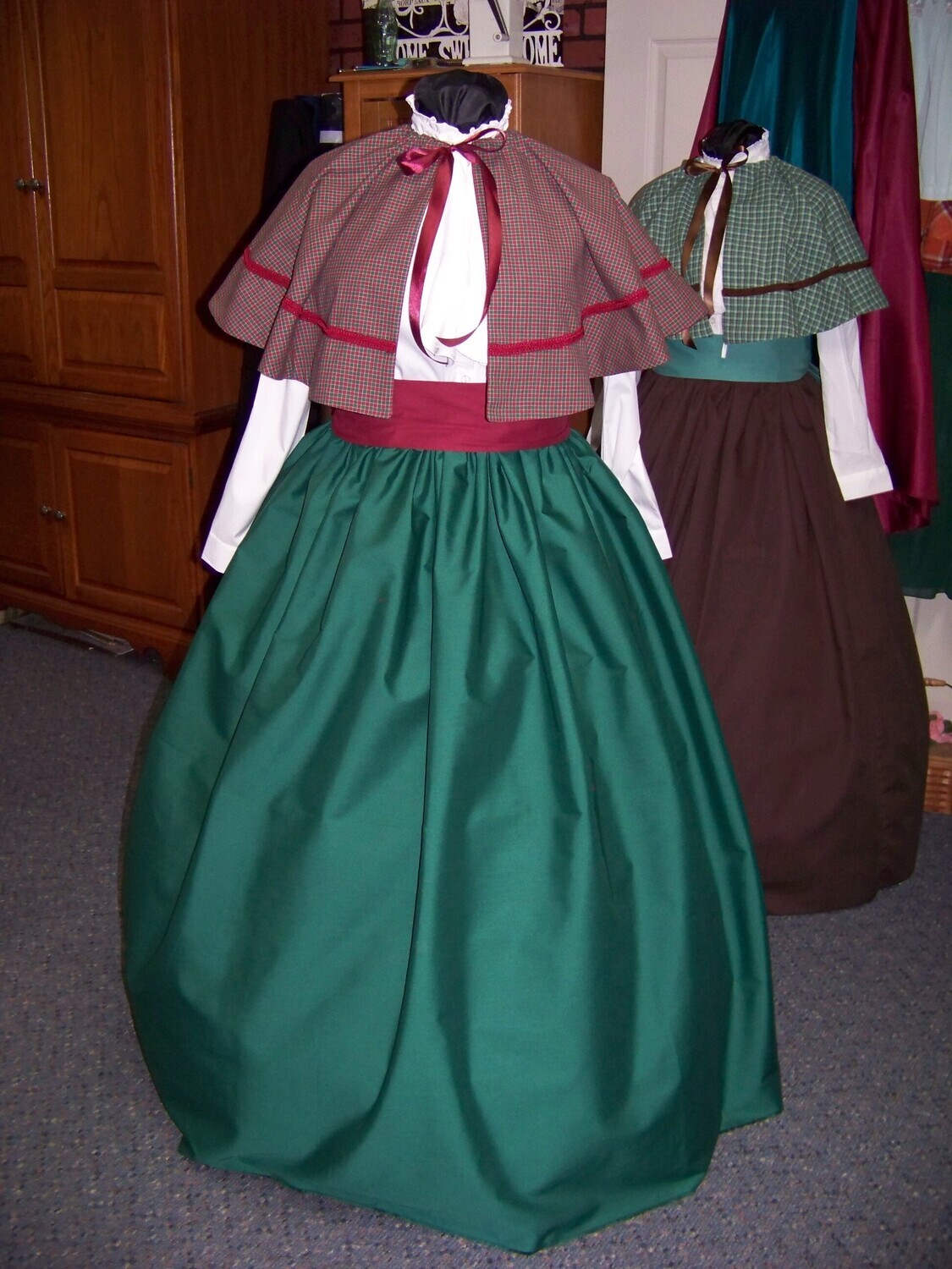Mrs. Claus costume, Ladies Caroler Dickens Dress Long Drawstring Green