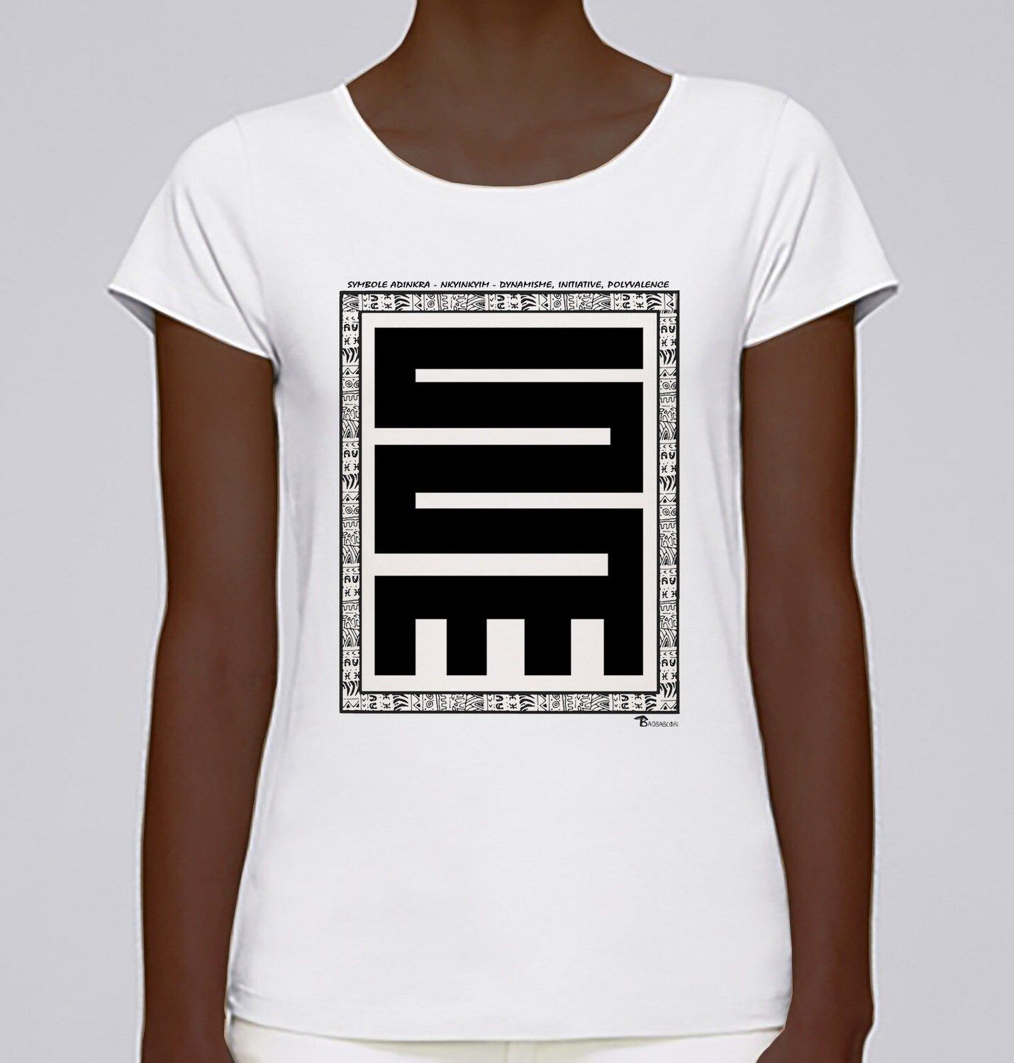 TEE SHIRT SYMBOLE ADINKRA  "NKYINKYIM"  DYNAMISME - INITIATIVE - POLYVALENCE, COULEUR: BLANC, FOND MOTIF: BLANC