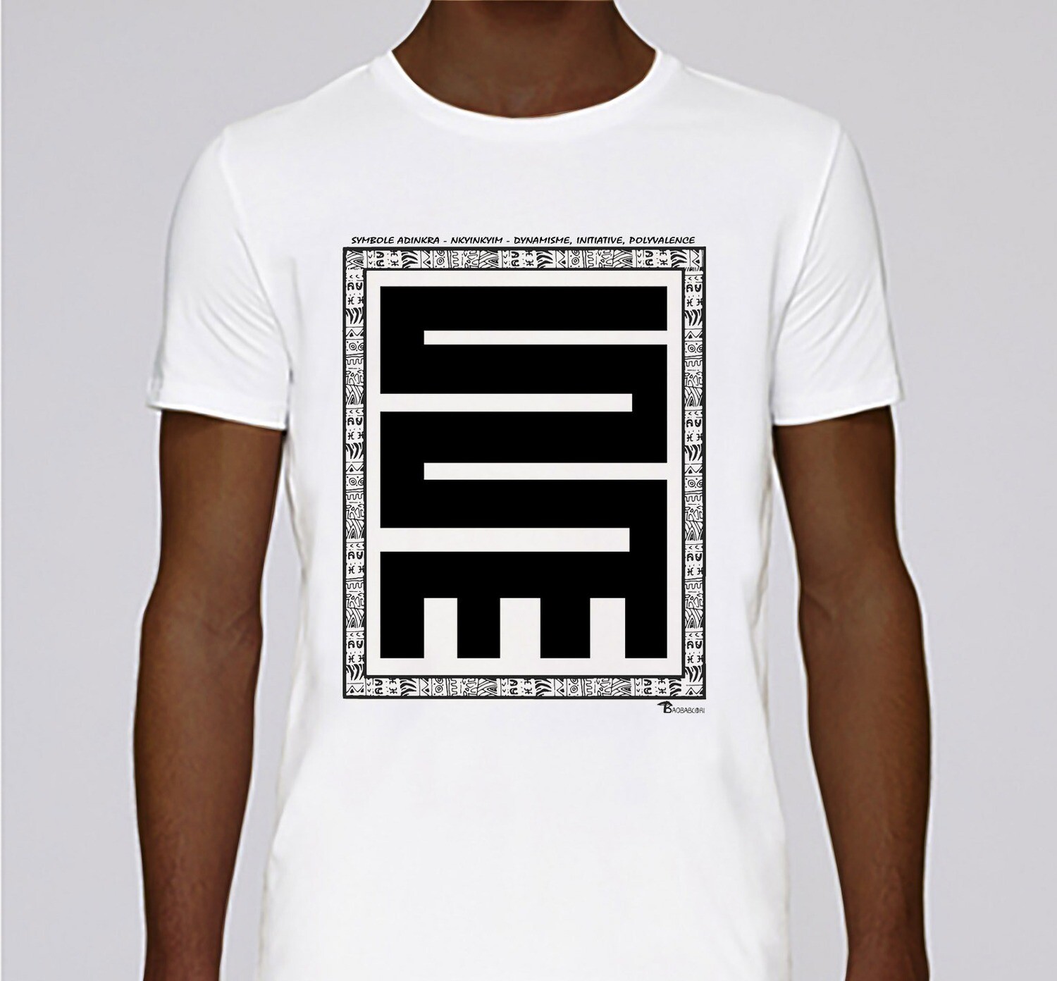 TEE SHIRT SYMBOLE ADINKRA  "NKYINKYIM"  DYNAMISME - INITIATIVE - POLYVALENCE, COULEUR: BLANC, FOND MOTIF: BLANC
