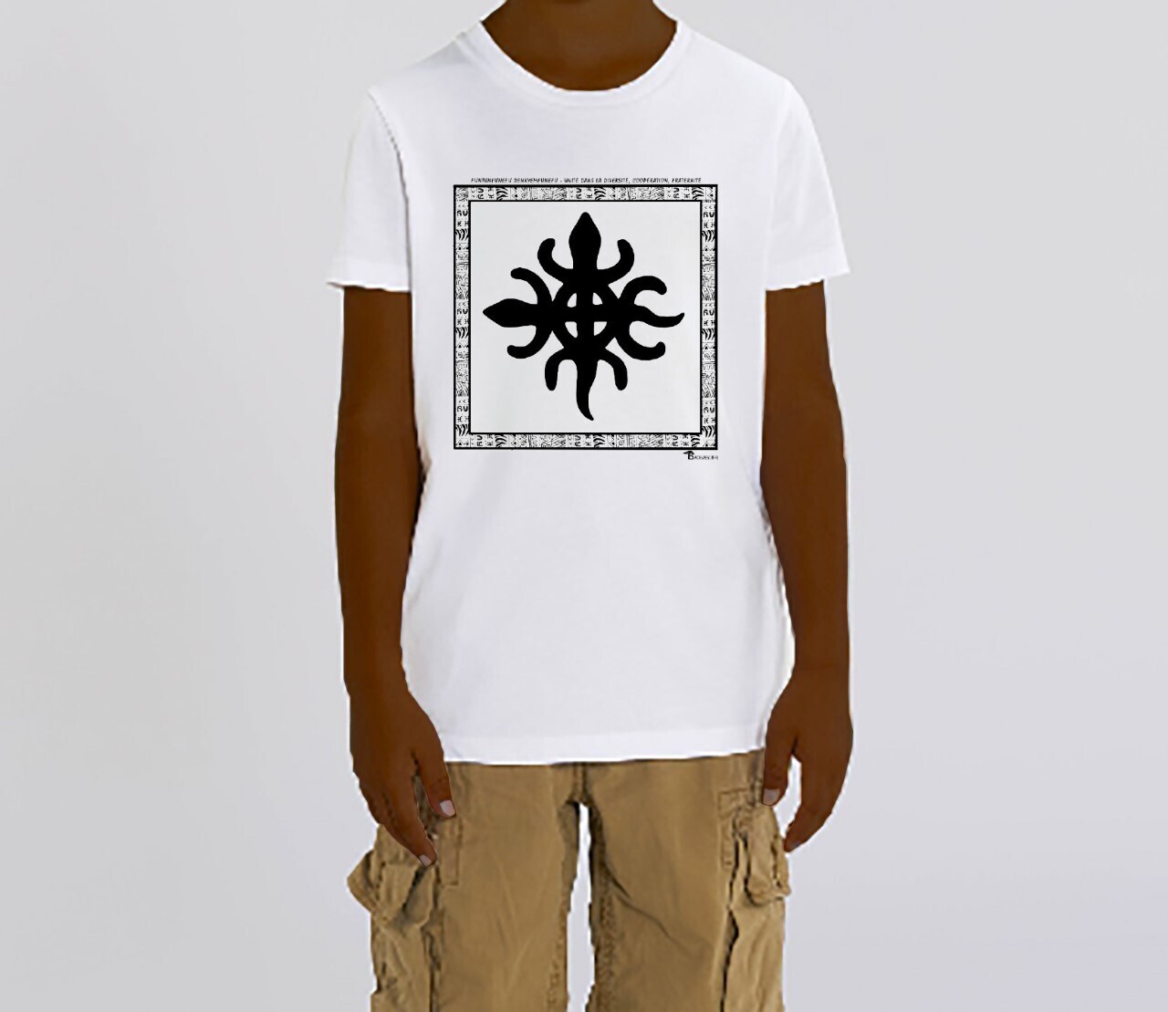 TEE SHIRT SYMBOLE ADINKRA "FUNTUNFUNEFU DENKYEM FUNEFU" UNITE DANS LA DIVERSITE -  COOPERATION -  FRATERNITE, COULEUR: BLANC, FOND MOTIF: BLANC
