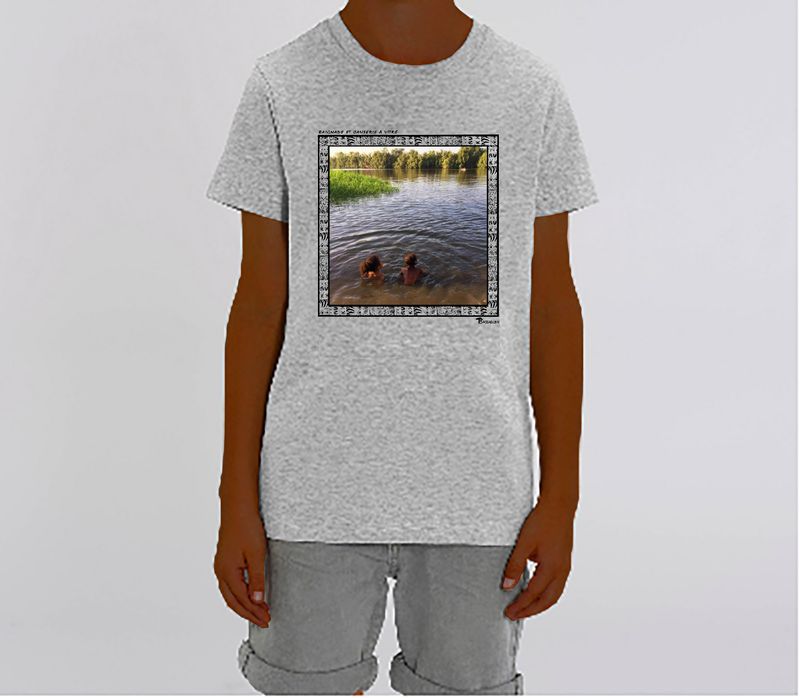 TEE SHIRT FREESTYLE ART "CAUSERIE ET BAIGNADE A VITRÉ"