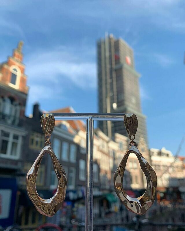 Oorbellen met geslagen goud