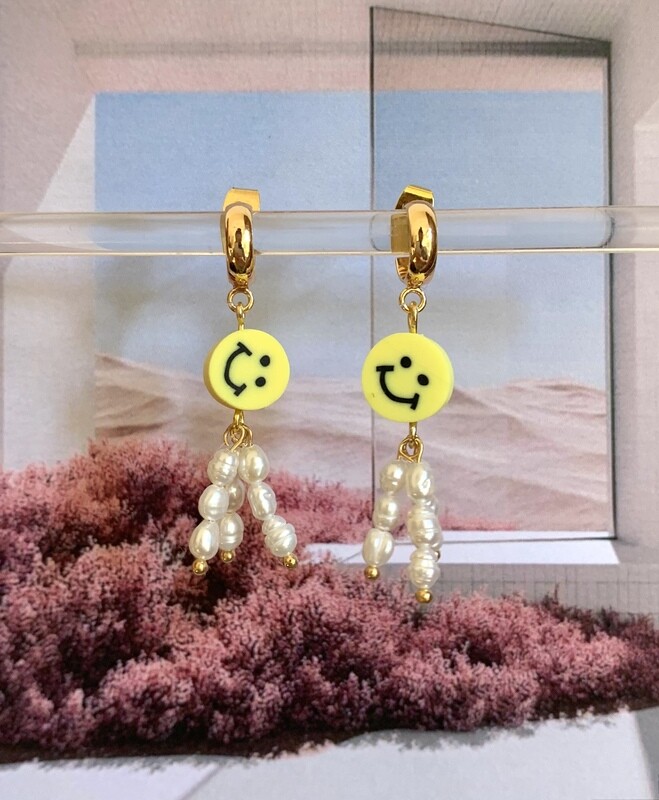 Oorbellen met zoetwaterparels en smileys