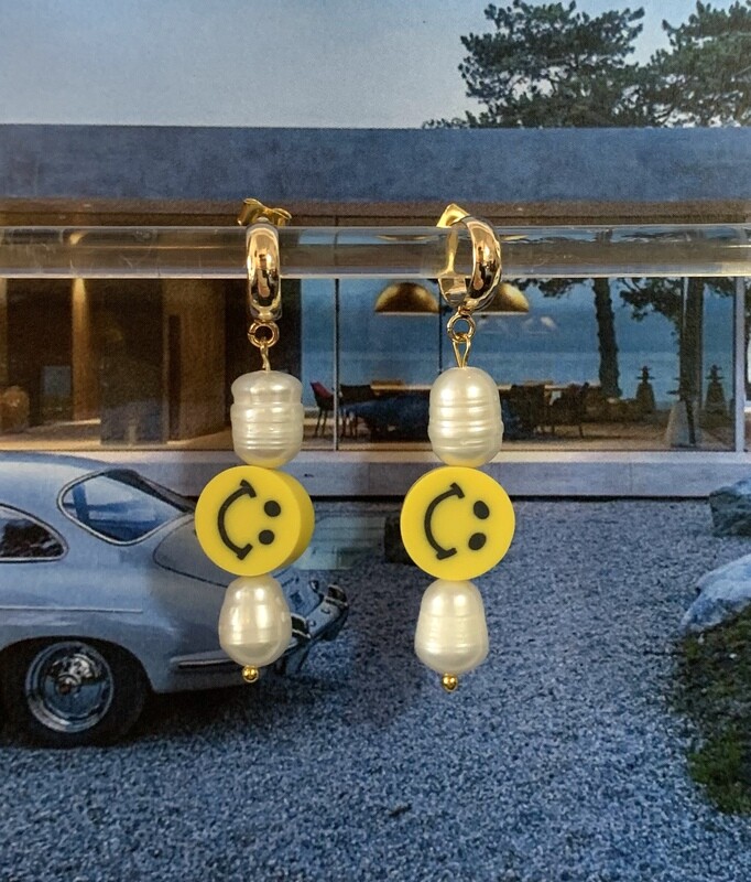 Oorbellen met zoetwaterparels en smileys