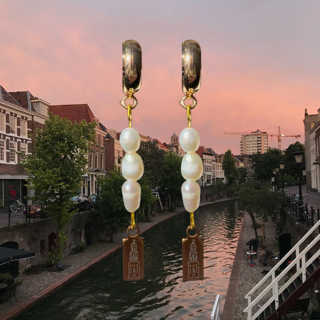 Oorbellen met DOMOOR bedels en zoetwaterparels (Utrecht - Domtoren)