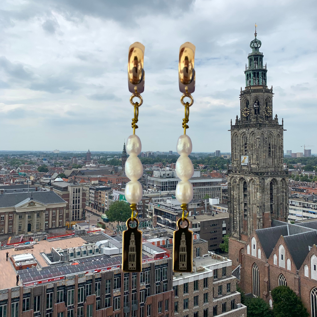 Oorbellen met DOMOOR bedels en zoetwaterparels (Groningen - Martinitoren)
