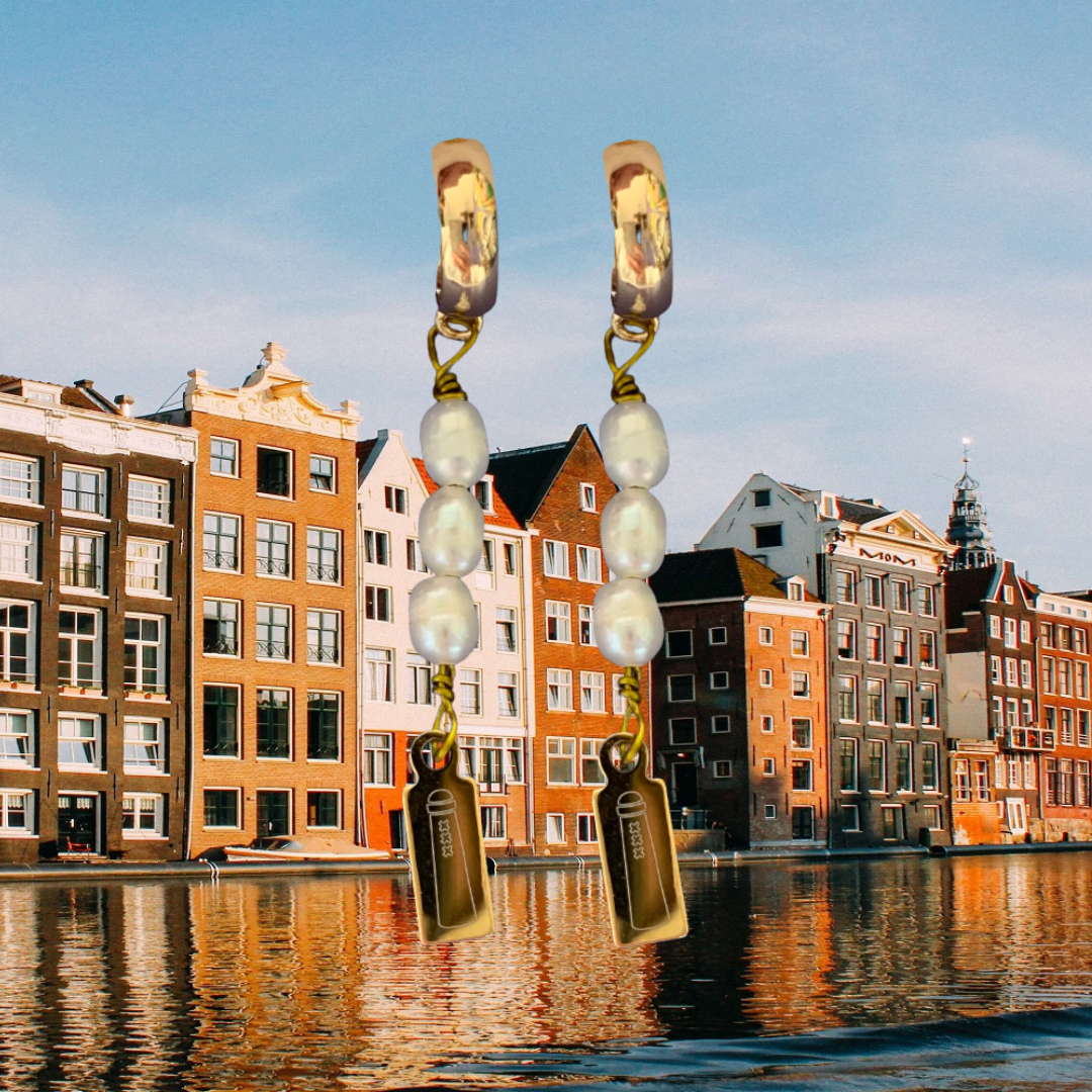 Oorbellen met DOMOOR bedels en zoetwaterparels (Amsterdam - Amsterdammertje)