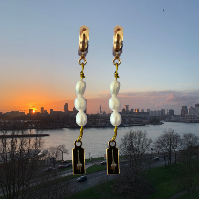 Oorbellen met DOMOOR bedels en zoetwaterparels (Rotterdam - Euromast)