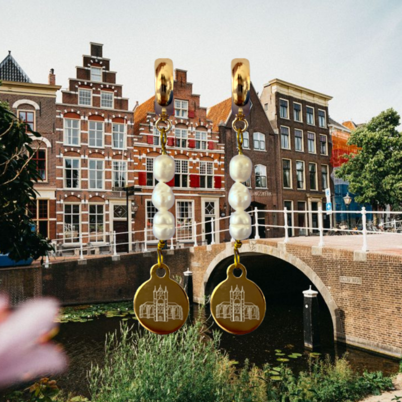 Oorbellen met DOMOOR bedels en zoetwaterparels (Leiden - Pieterskerk)
