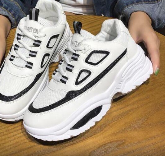 Elegant jugging sneakers