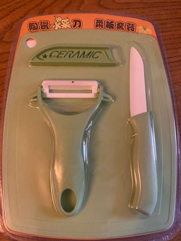 Ceramic knife, ceramic peeler and small chopping board
