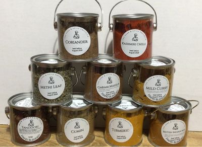 The curry kit 9 packs of the most used spices each pot contains 100g.