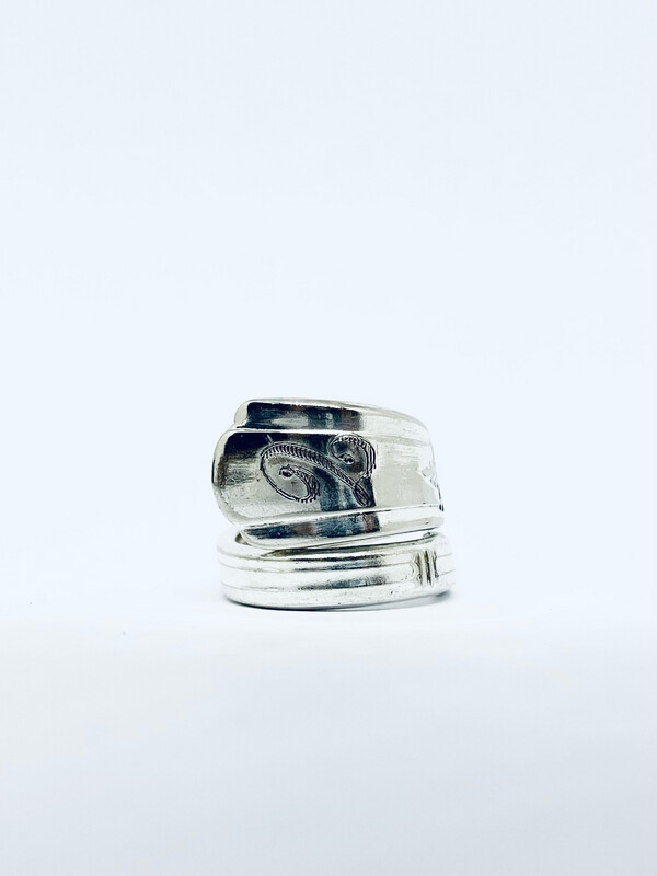 Anello SPIRALE INIZIALE “T” antica posata