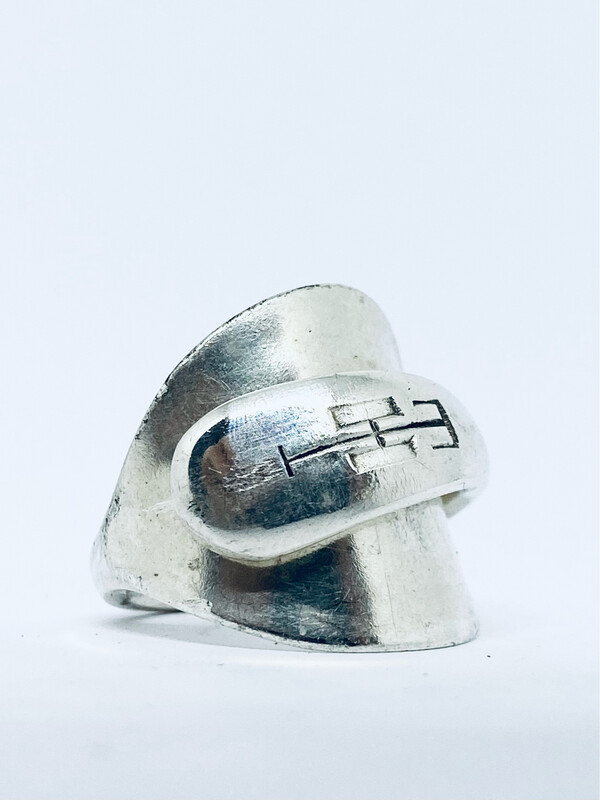 Anello INTERO INIZIALE &quot;T/H” antica posata