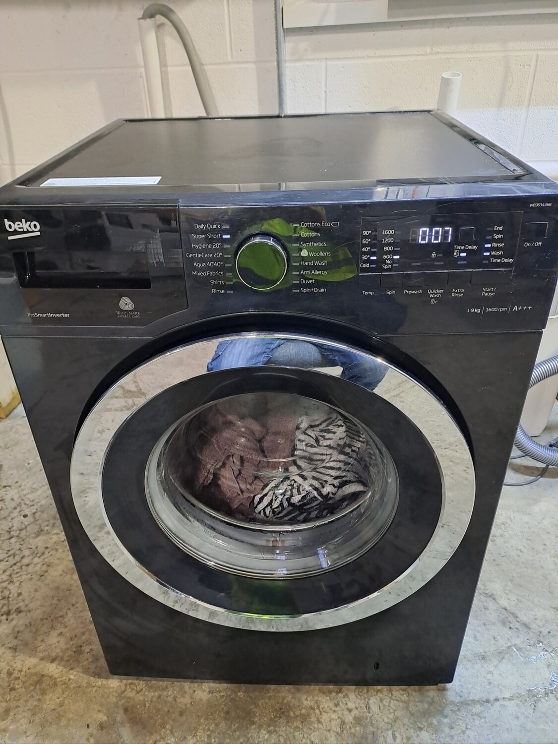 Beko WM963446B 9KG 1600rpm Washing Machine Black Refurbished + 6 Month Guarantee