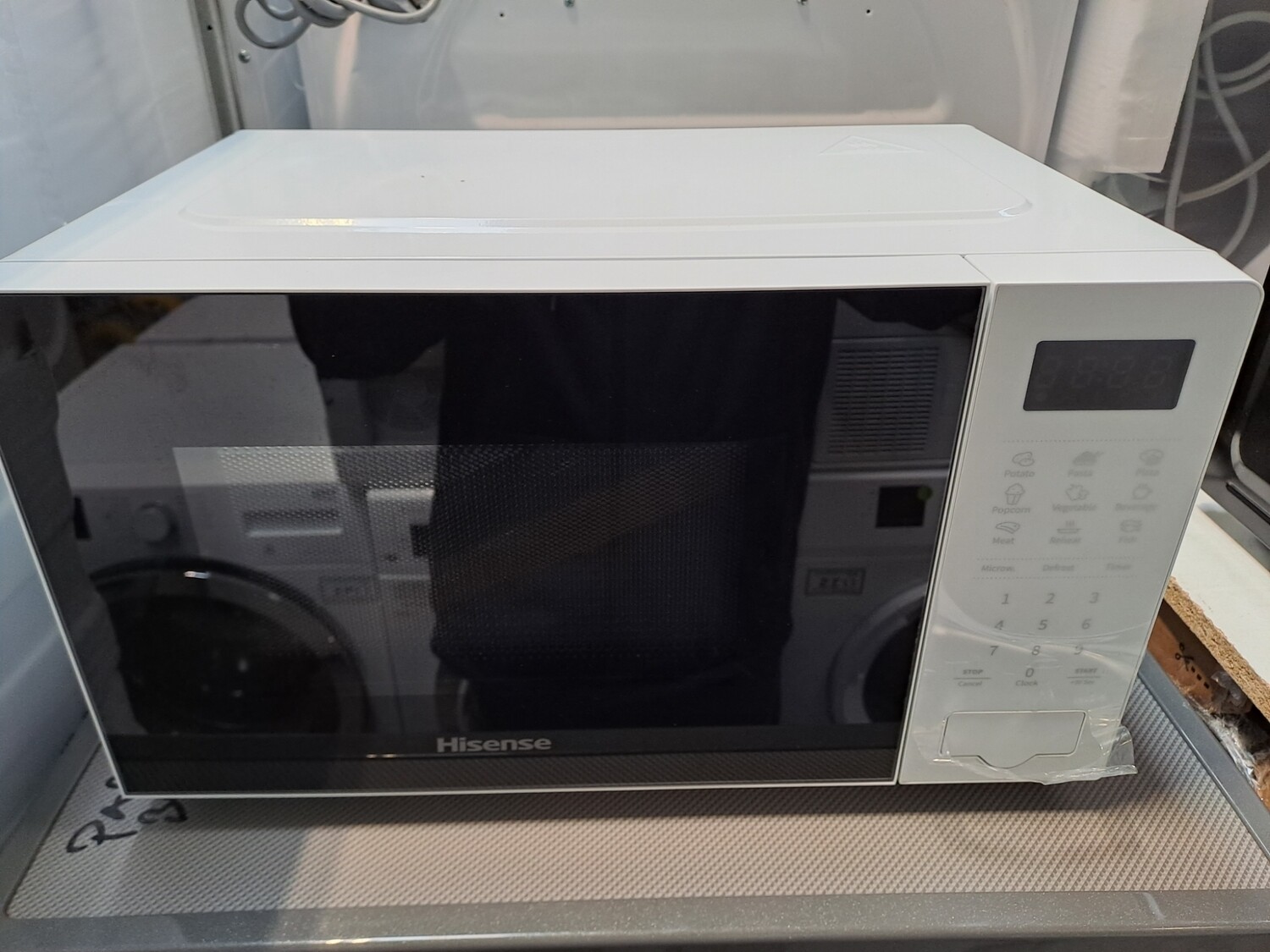 Hisense H20MOWS4UK Microwave Oven 700Watt 20Litre - White - New Graded - 6 Month Guarantee. This item is located at our Whitby Road Shop