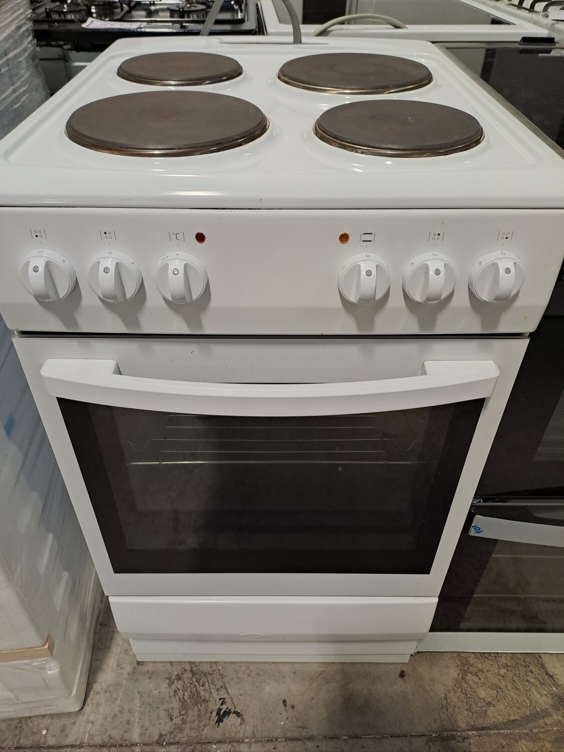 Essentials CFSEWH17 50cm Electric Cooker Solid Hobs White  - Refurbished + 6 month guarantee. This item is located in our Whitby Road Shop 