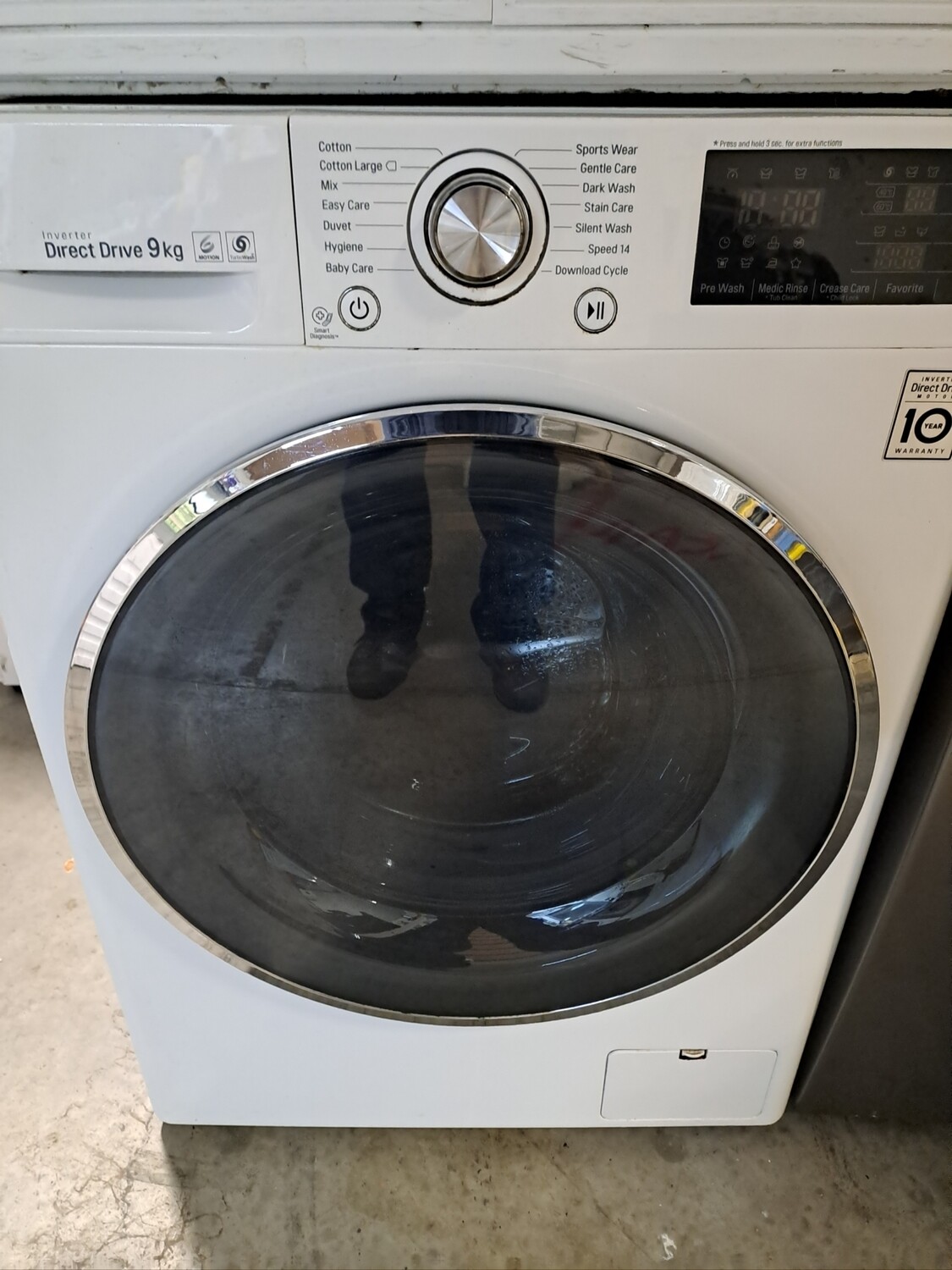 LG FH4U2VCN2 9kg Load, 1400 Spin Washing Machine - White - Refurbished - 6 Month Guarantee. This item is located in our Whitby Road Shop 