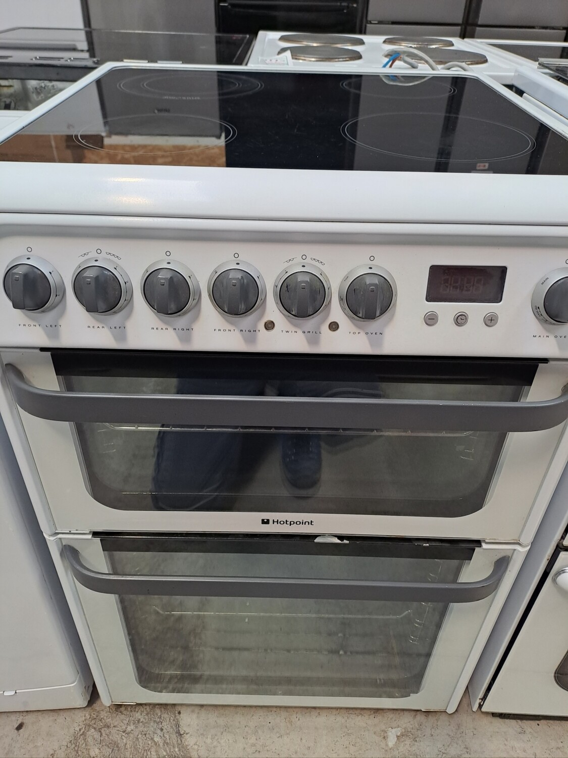 Hotpoint JLE61P 60cm Electric cooker Twin Cavity Double Oven Ceramic Hob - White - Refurbished + 6 month guarantee. This item is located in our Whitby Road Shop 