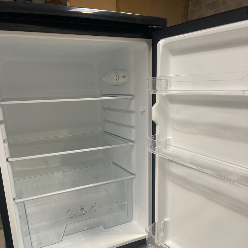 Swan CUL55S20 Under Counter Fridge 55cm Silver New Grade A. Located In