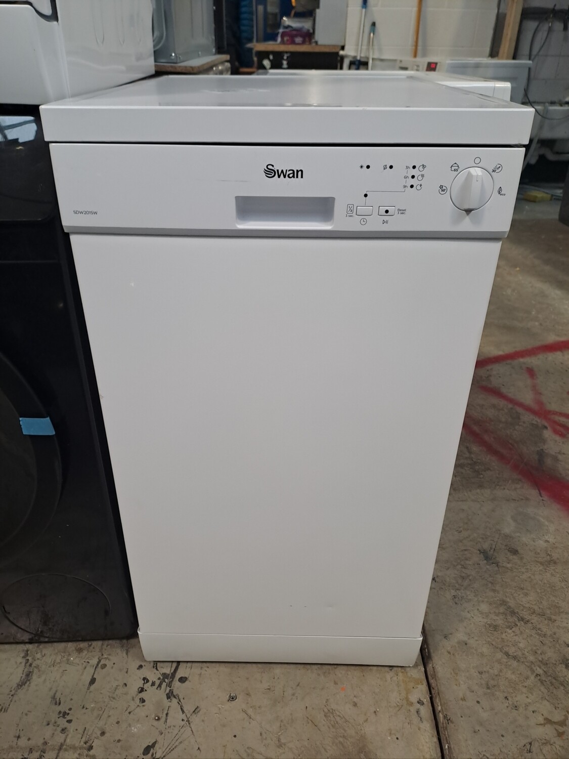 Swan SDW2015W 45cm Freestanding Slimline Dishwasher in White New Graded