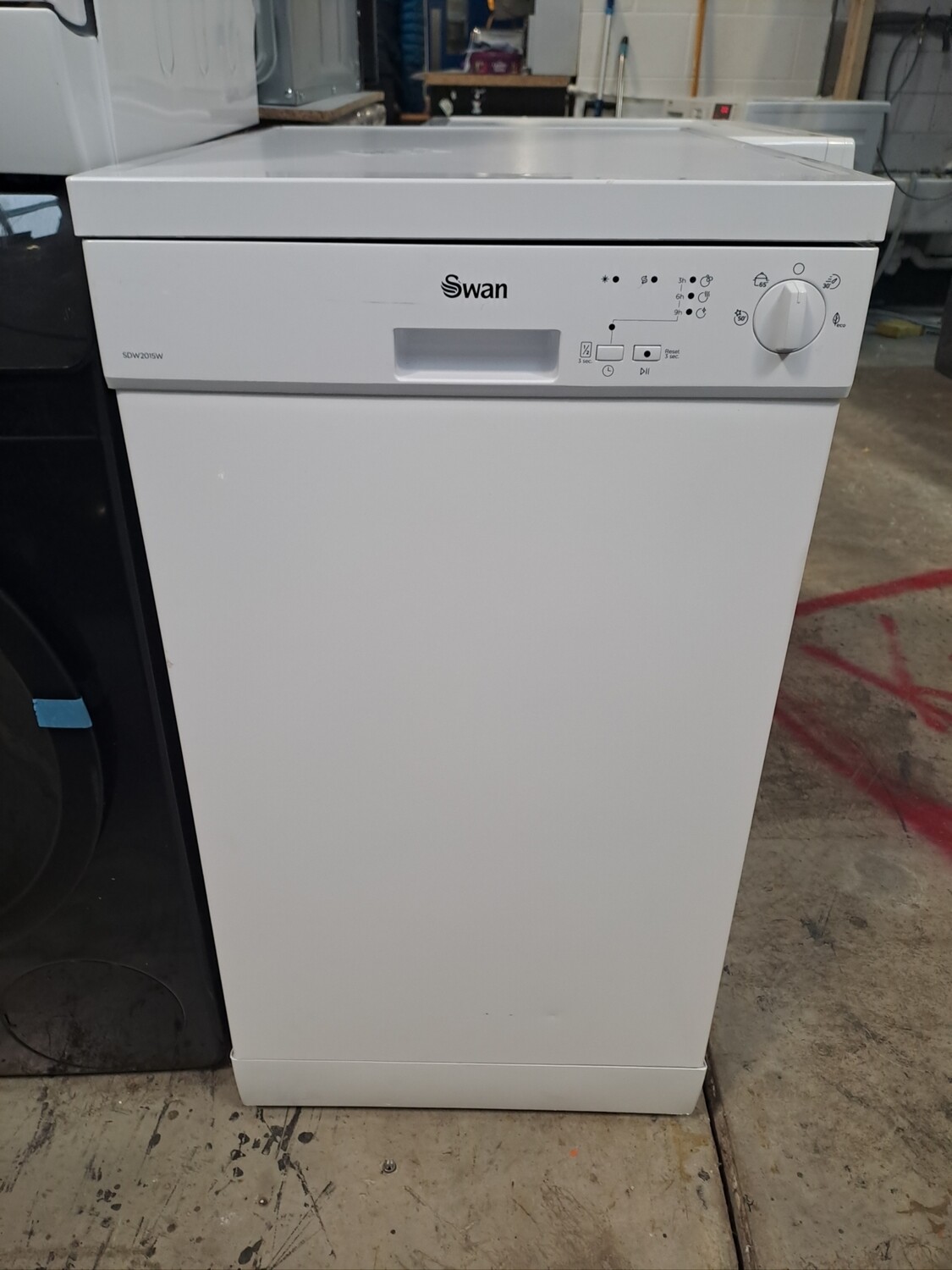 Swan SDW2015W 45cm Freestanding Slimline Dishwasher in White New Graded