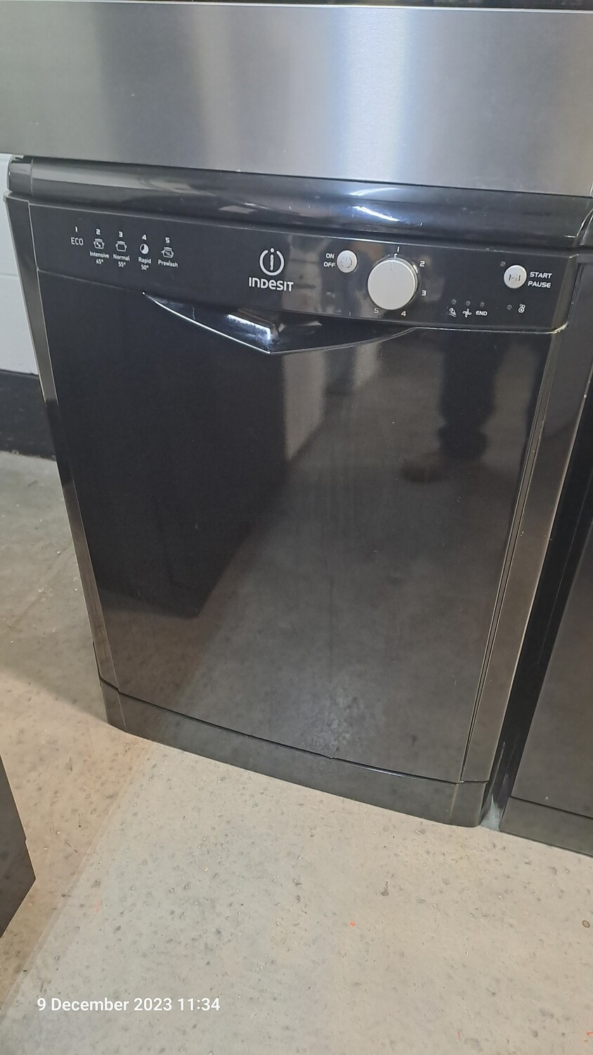 Indesit DFG15B1KUK 60cm Freestanding Full Size Dishwasher in Black Refurbished 