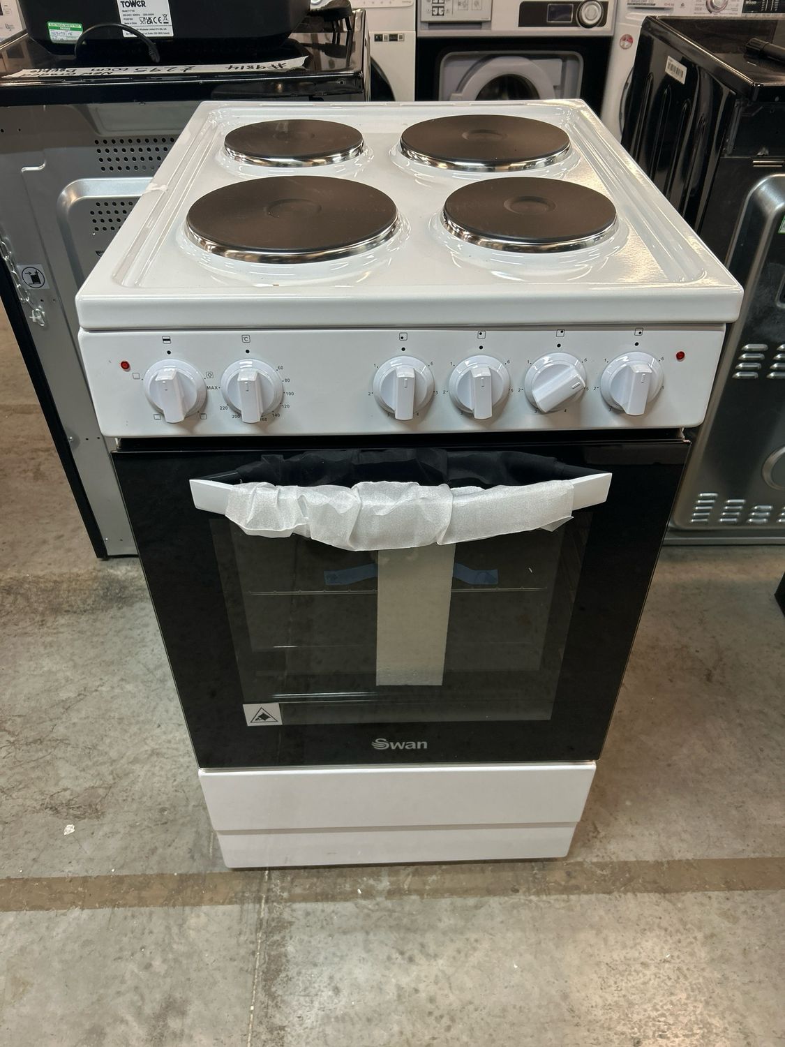Swan SX16710W 50cm Electric Cooker White New Graded - Dint On Right Side - See In Pictures