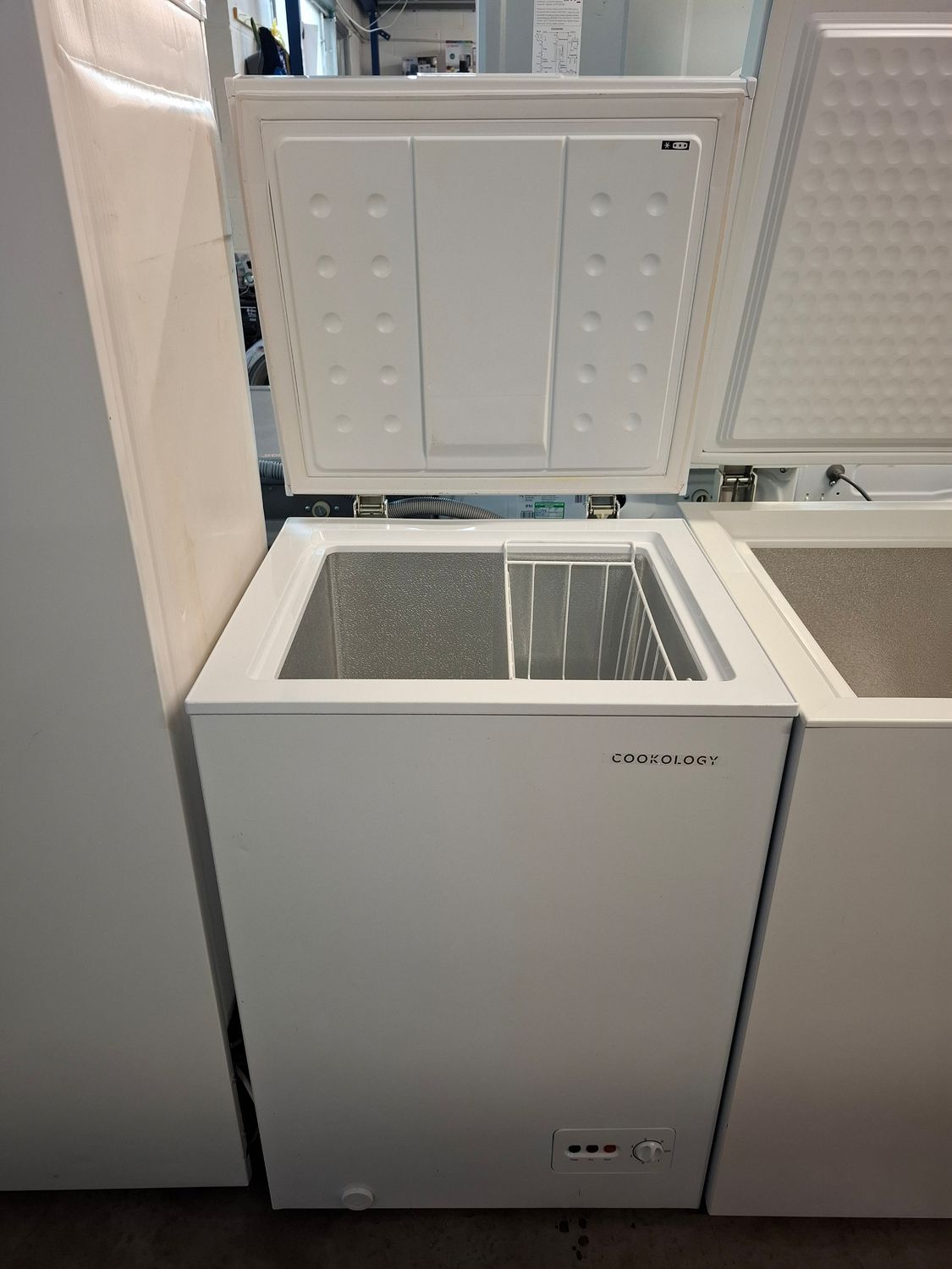 Cookology 96L Chest Freezer - White H85cm W54cm D47cm