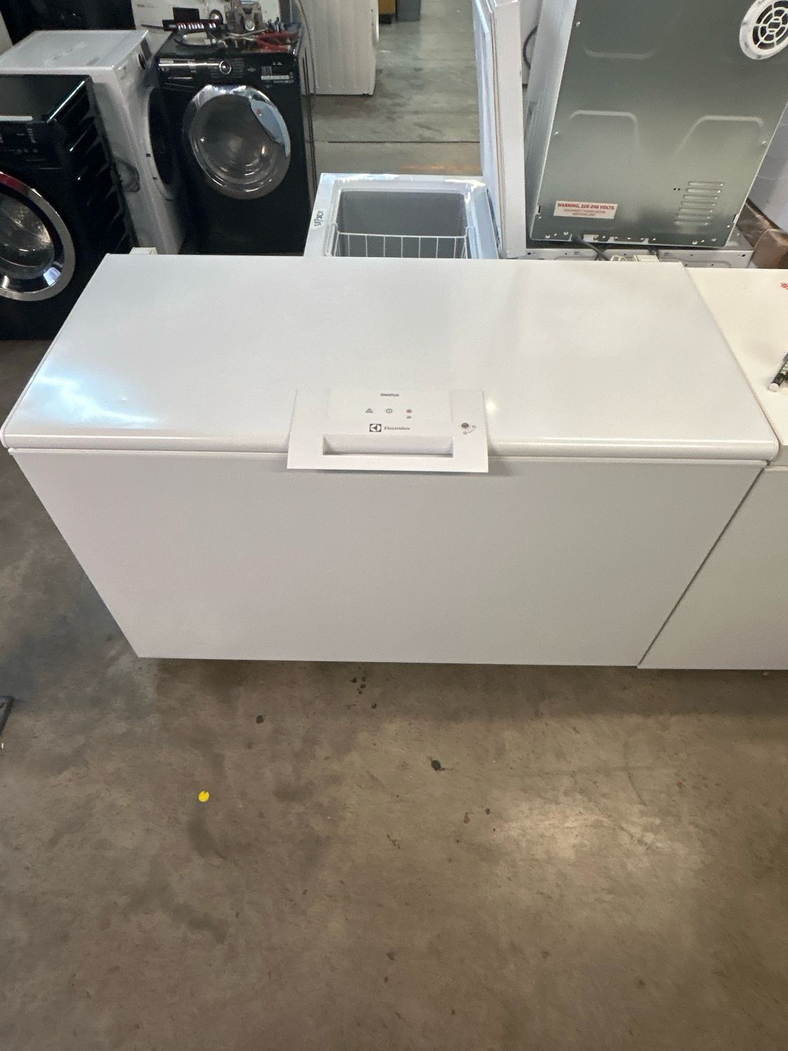 Electrolux 400L Chest Freezer - White W134cm D69cm H88cm