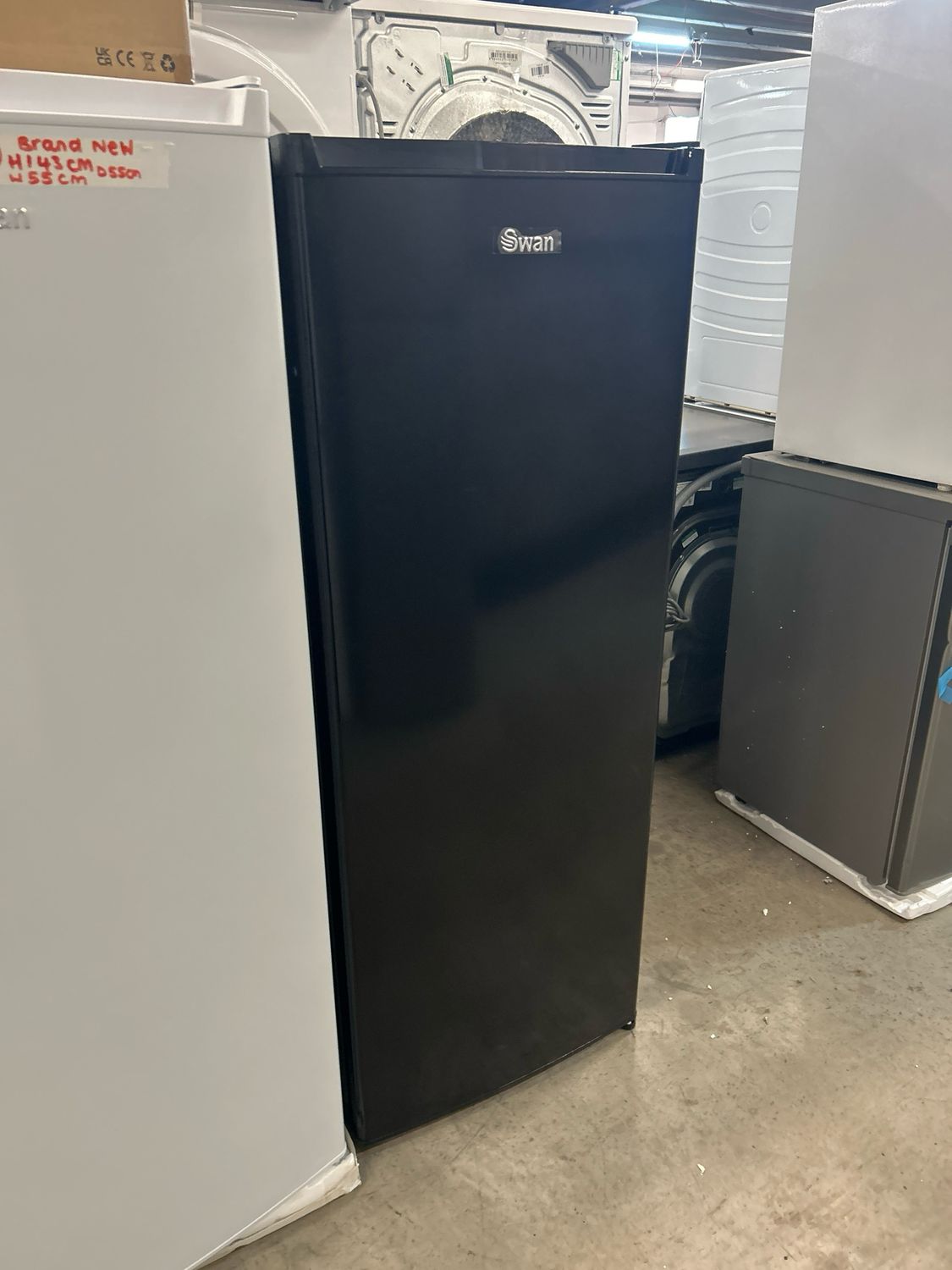 Swan SR15681B Larder Fridge H143cm W54cm Black
