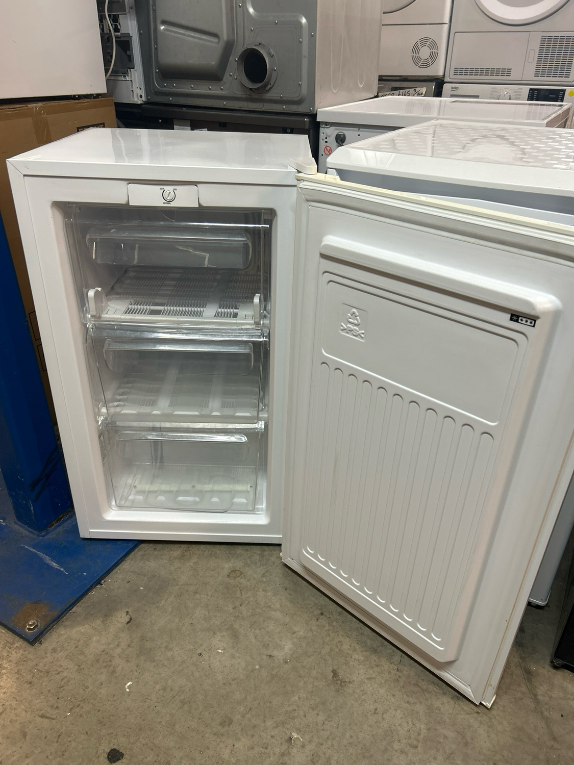 Essentials 48cm Under counter Freezer White