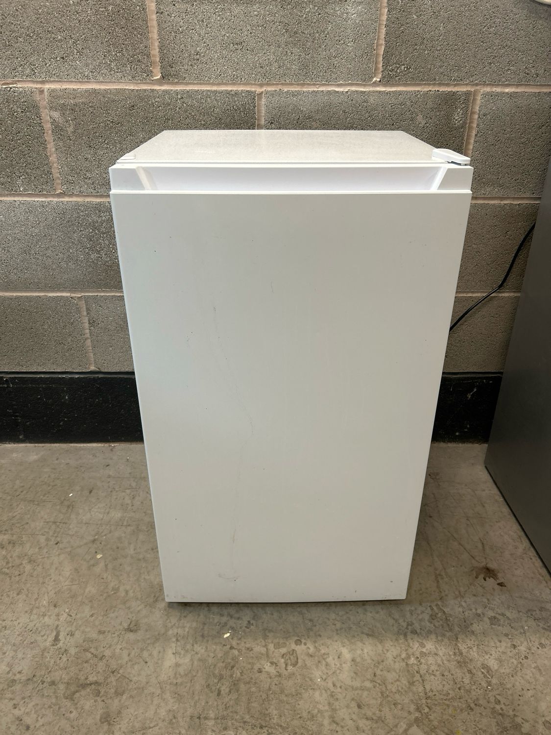 Essentials W48cm Under Counter Fridge With Ice Box