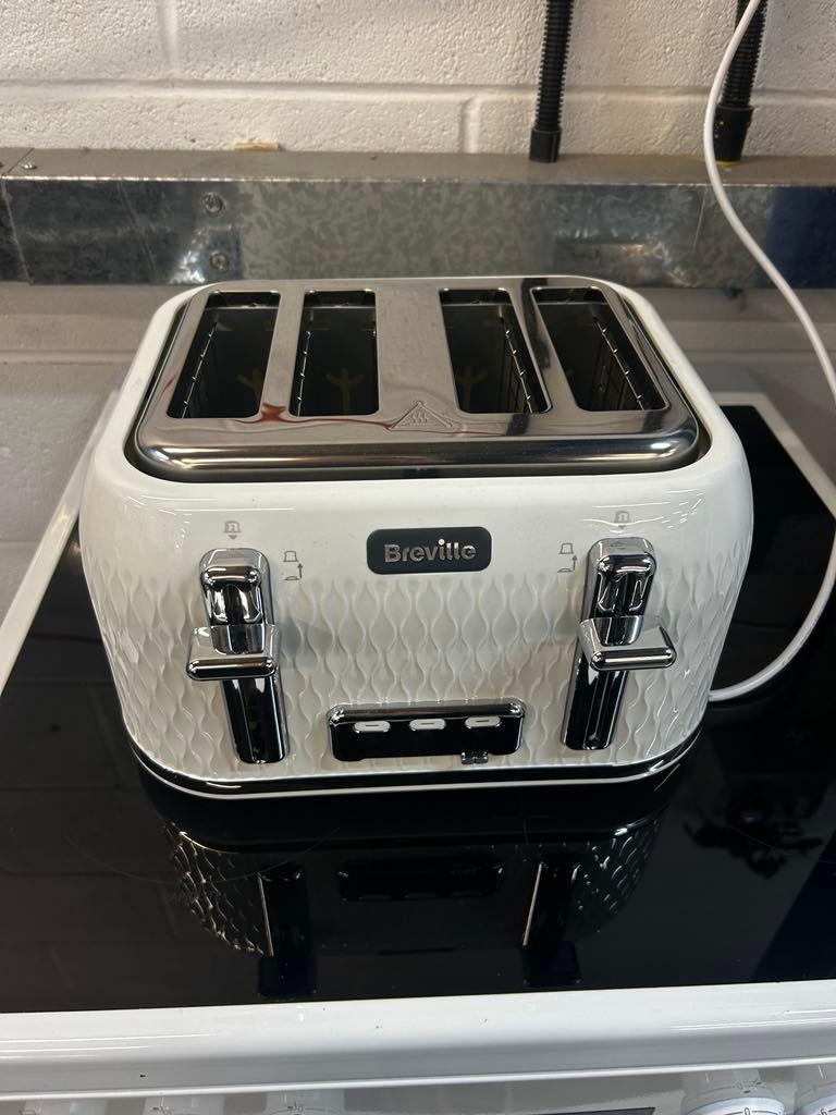 :Breville VTT911 Curve 4 Slice Toaster - White and Chrome RRP: £37.00